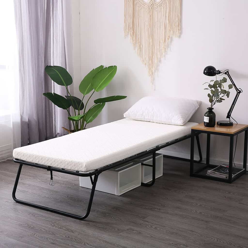 HOW TO BUY A FOLDING BED: TIPS TO CREATE AN AFFORDABLE GUEST SPACE 1 Folding bed for guest space