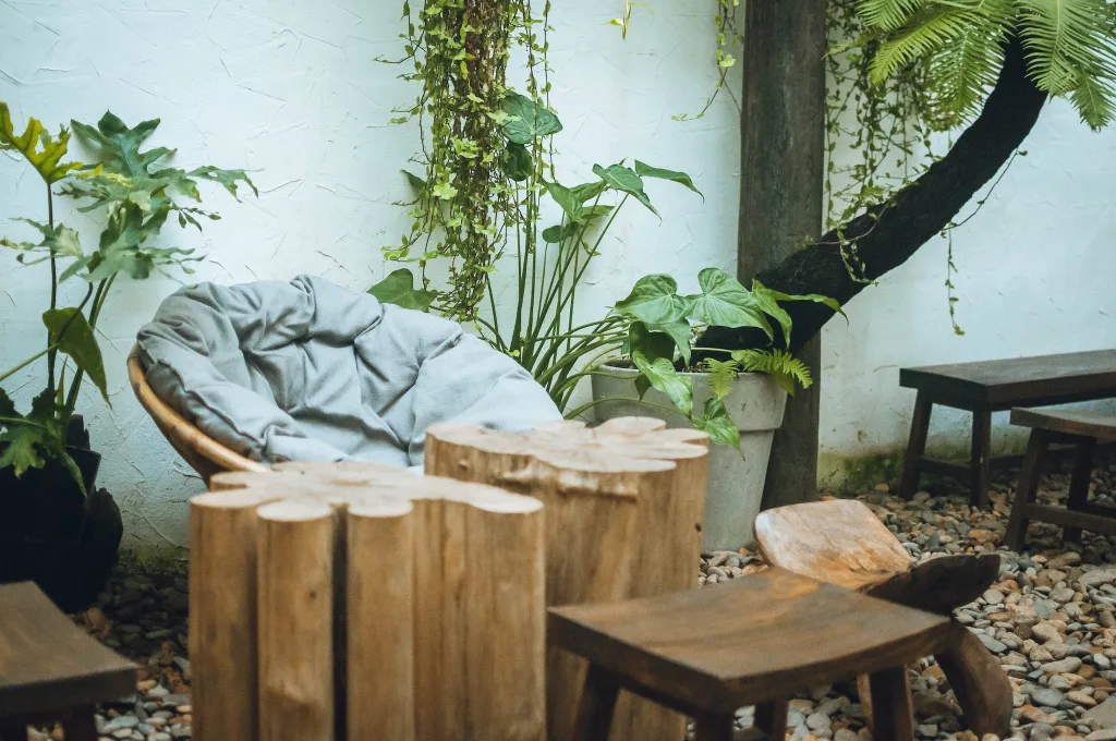 39 VALUABLE ADU IDEAS TO OPTIMIZE SPACE IN A BACKYARD BUILD (700+ PICS) 90 Patio with Tropical Plants and Wooden Furniture