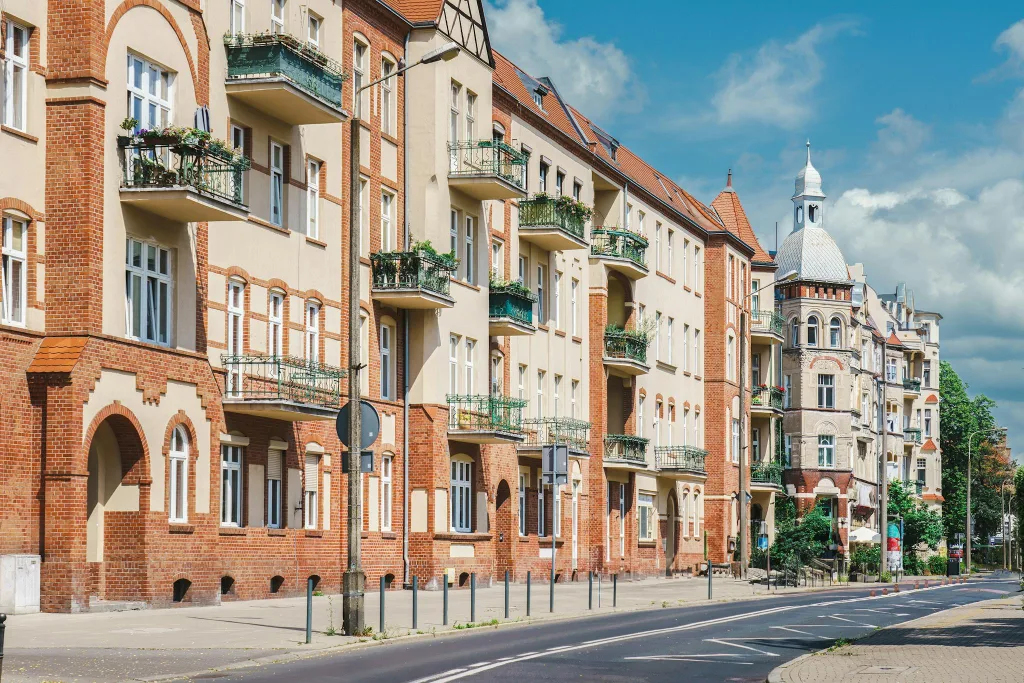 DIFFERENCES BETWEEN A TOWNHOUSE AND A CONDO: SIMPLIFIED & EXPLAINED 2 Real estate. Historic city tenement houses. European city street. Residential district.