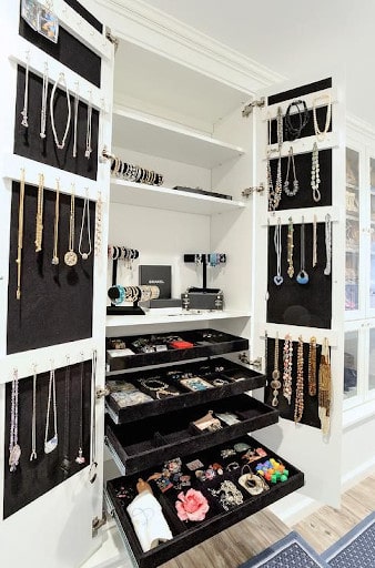 22 AWESOME SMALL WALK-IN CLOSET IDEAS FOR TINY HOMES & ADUS 16 A dedicated jewelry organization system with pull-out displays in a custom closet area.