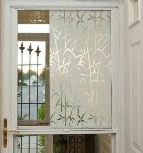 18 SMALL BATHROOM WINDOW IDEAS FOR NATURAL LIGHT AND PRIVACY 2 frosted glass window with delicate leaf patterns, providing privacy and a view to the ornate wrought-iron gate beyond.
