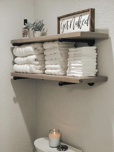 TOWEL STORAGE FOR A SMALL BATHROOM: 19 CREATIVE SOLUTIONS 1
White towels on a shelf with a playful sign, a fun twist on small bathroom towel storage.