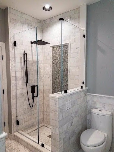 21 SMALL BATHROOM SHOWER IDEAS PERFECT FOR TINY HOUSES & ADUS 1 This small bathroom Corner Shower features a modern walk-in design with a minimalist glass door and a combination of subway and pebble tiles for a textured finish.