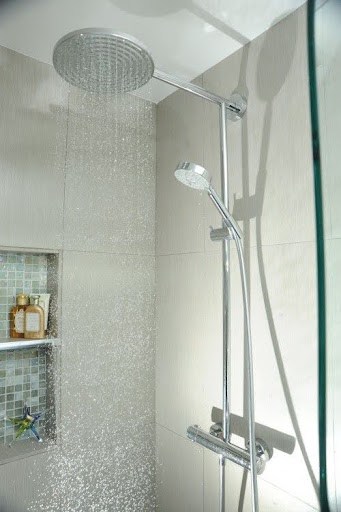 21 SMALL BATHROOM SHOWER IDEAS PERFECT FOR TINY HOUSES & ADUS 12 Small bathroom shower with dual showerheads and a niche for products, highlighting a rainfall shower experience.