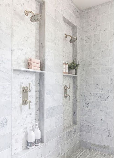 21 SMALL BATHROOM SHOWER IDEAS PERFECT FOR TINY HOUSES & ADUS 16 Luxuriously appointed small bathroom shower niche with marble tiling and a variety of showerheads, exuding sophistication in a compact form.